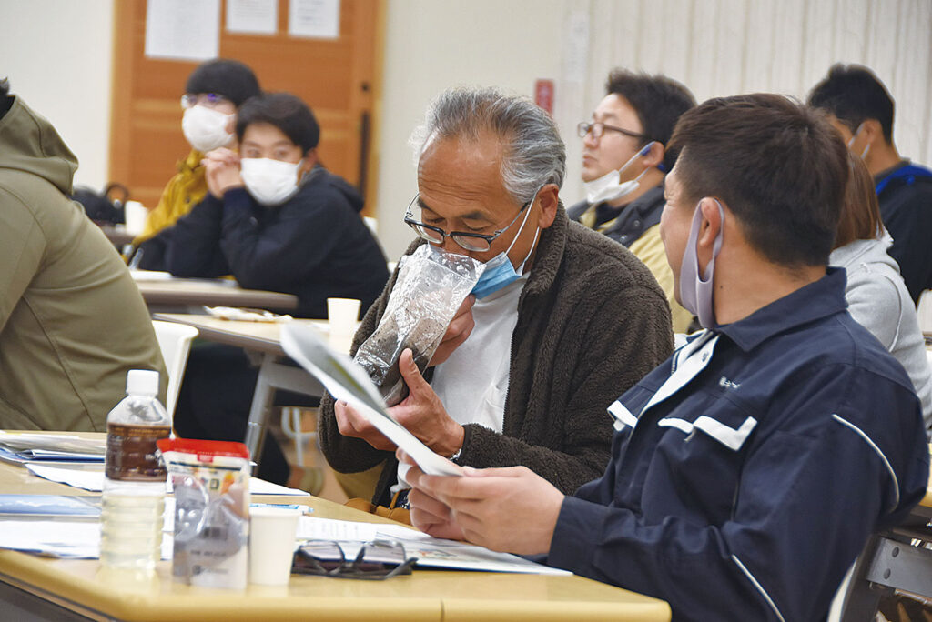 酵素を飲ませている牛の糞の匂いを確かめる参加者