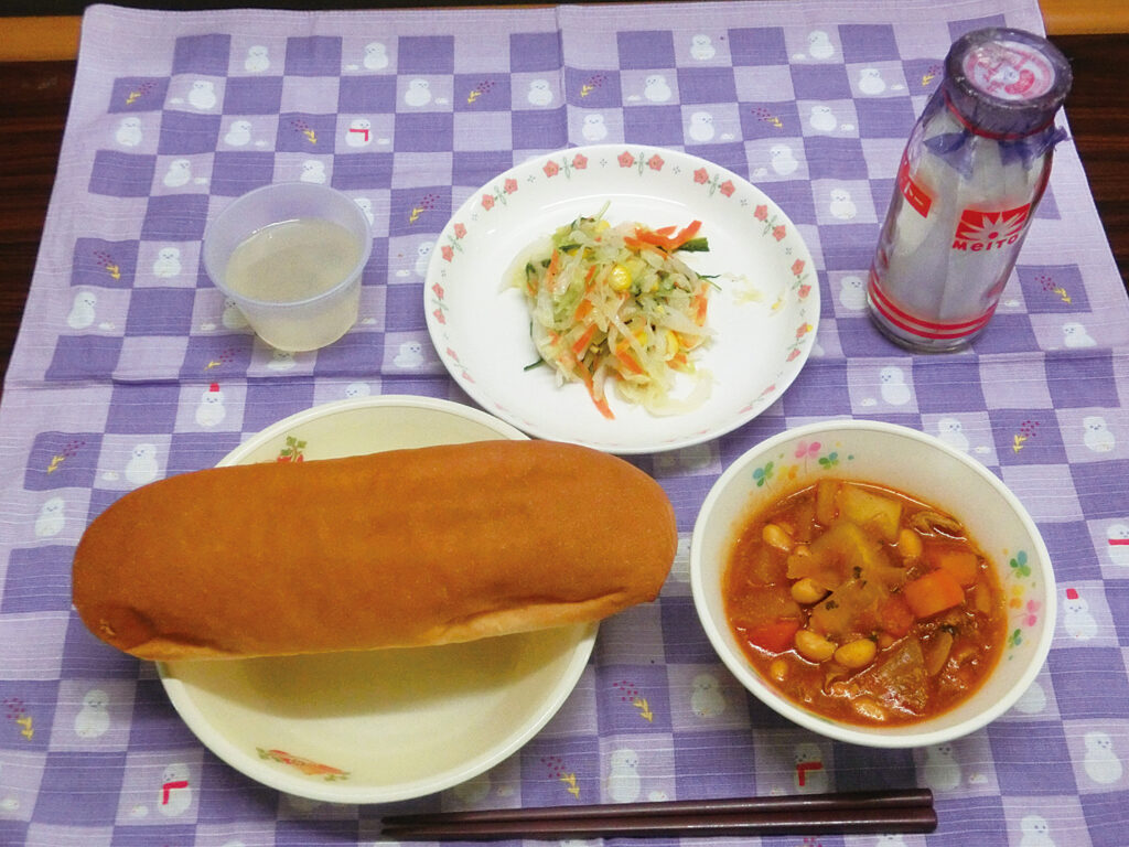 コッペパンが主食の日の学校給食