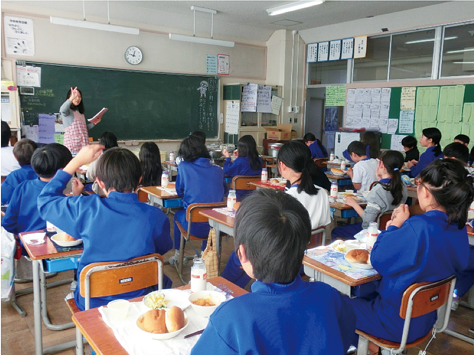 山形小学校の給食の風景