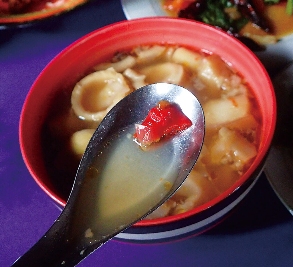 発酵した酸っぱい筍とじゃがいものスープ