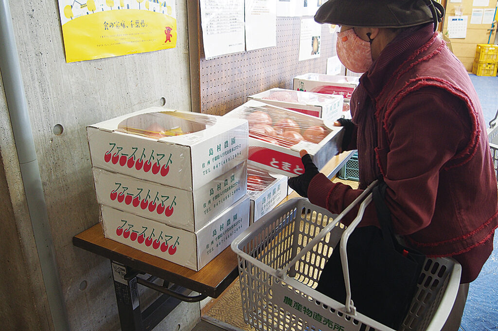 島村さんは化粧箱入りのトマトも出荷している。