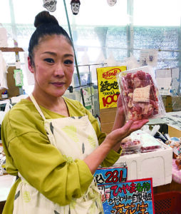 「綾地鶏は美味しいですよ」と川田真紀店長
