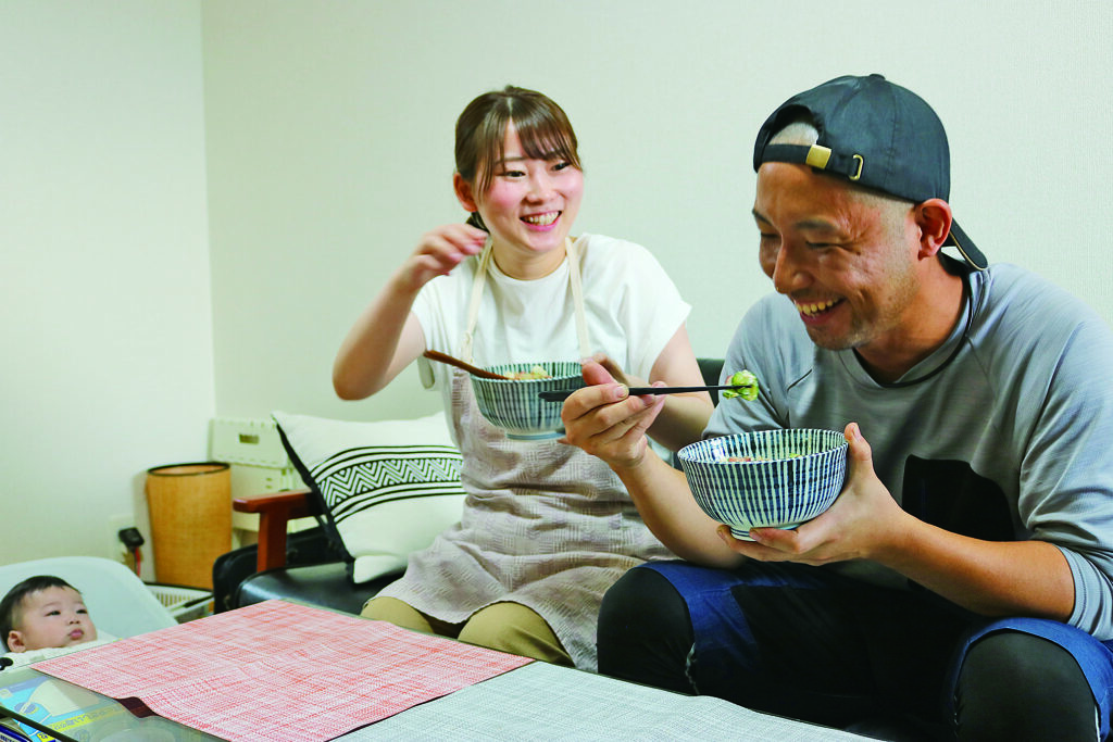 家族で囲む昼食。生後間もないお子さんと一緒に。仕事の合間、ほっと一息できる時間だ