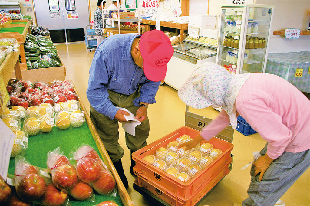 直売所に品物を出す出荷者