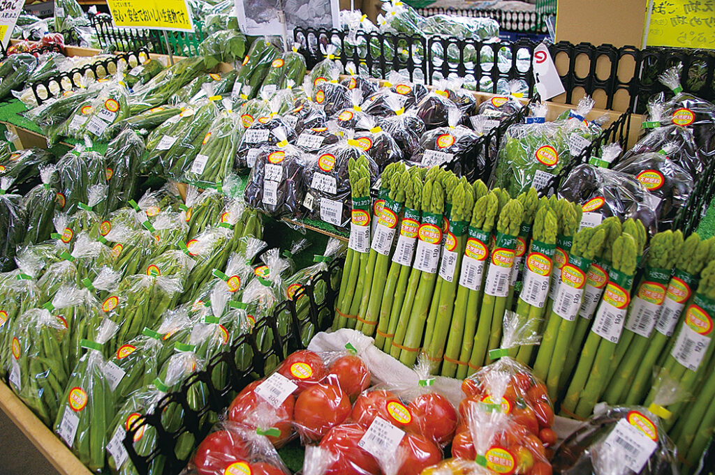直売所の棚に並ぶ野菜