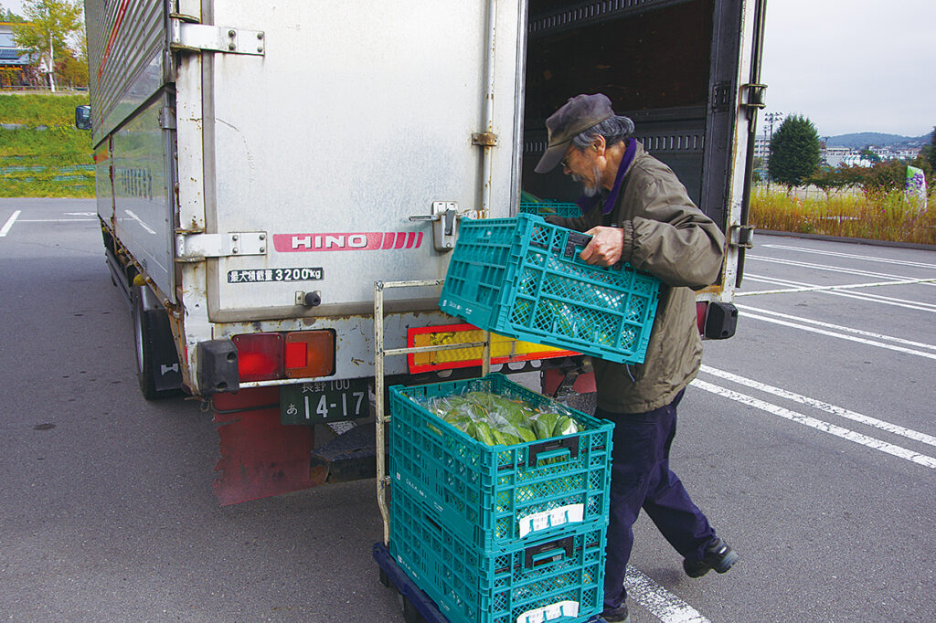 トラックに荷物を積む男性