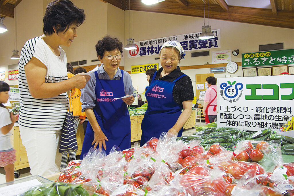 直売所で働く女性たち