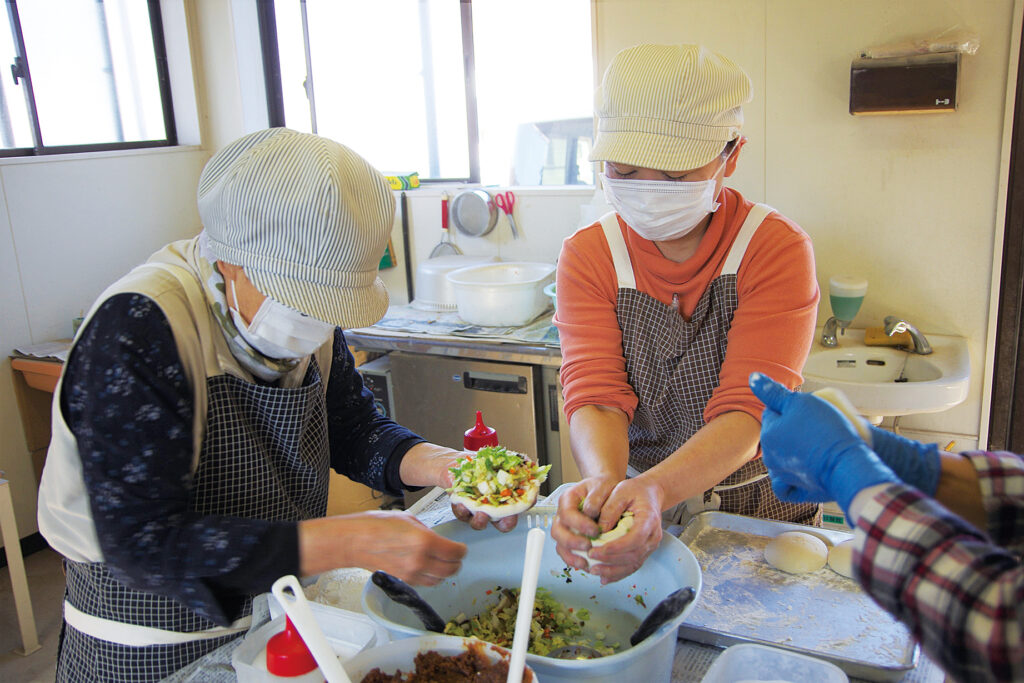 食品加工場で働く女性