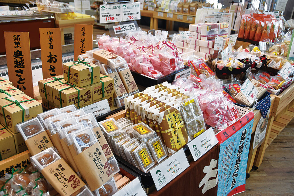 道の駅の売り場に並ぶ農産物加工品