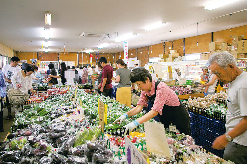 地元客で賑わう農産物直売所